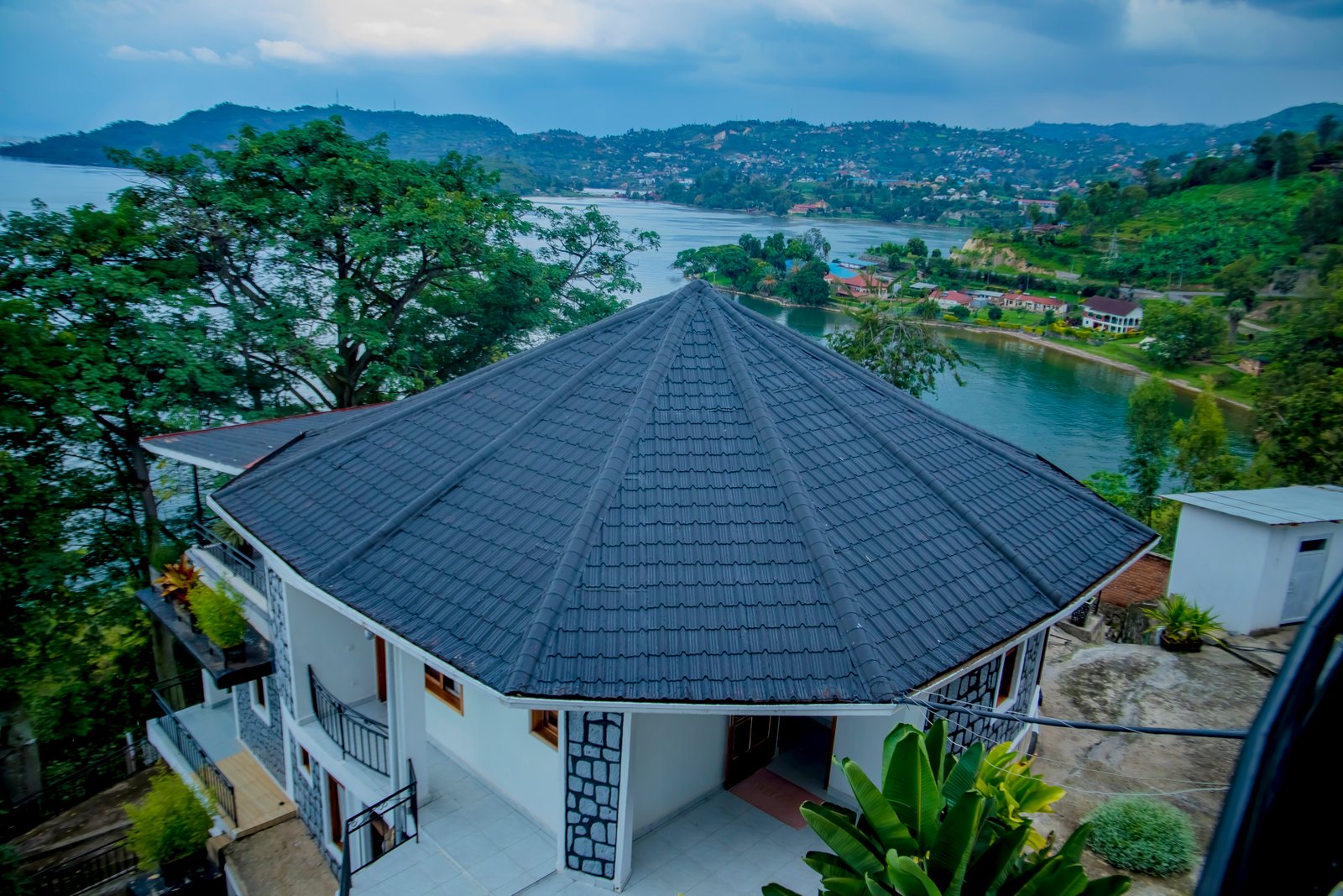 Serene Lakeside Retreat